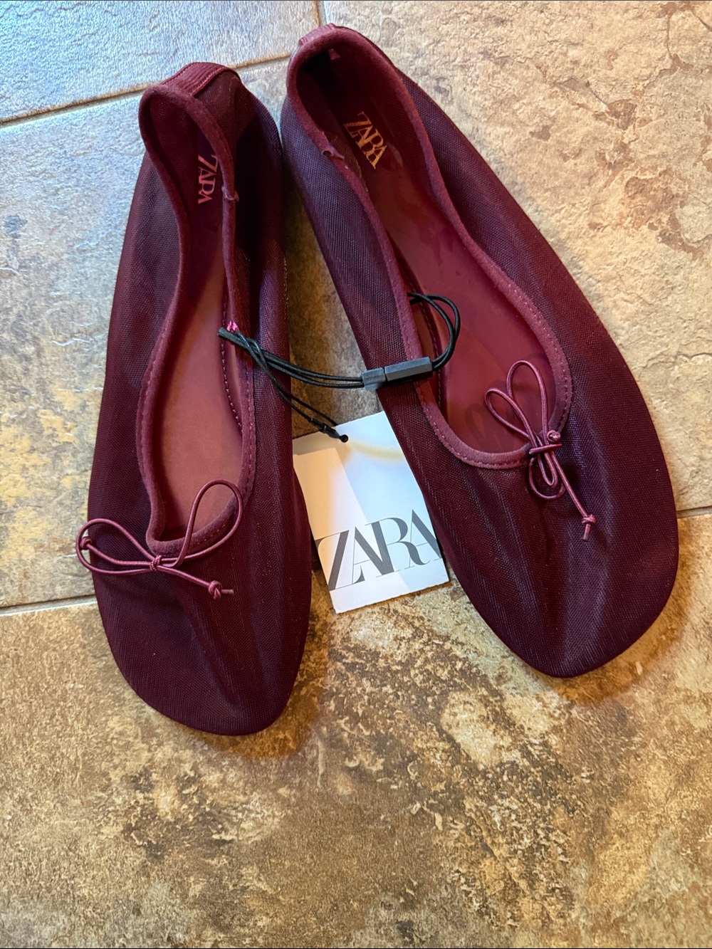 Zara Women's Wine Bow Ballet Flats..nwt
Authentic .. size 6.5